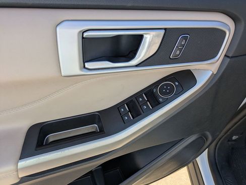 Used 2023 Ford Explorer XLT image 9
