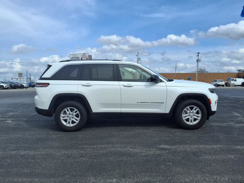 Used 2023 Jeep Grand Cherokee Laredo w/ Luxury Tech Group I AWD/4WD image 5
