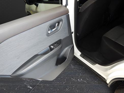 Used 2023 Nissan Rogue SV image 34