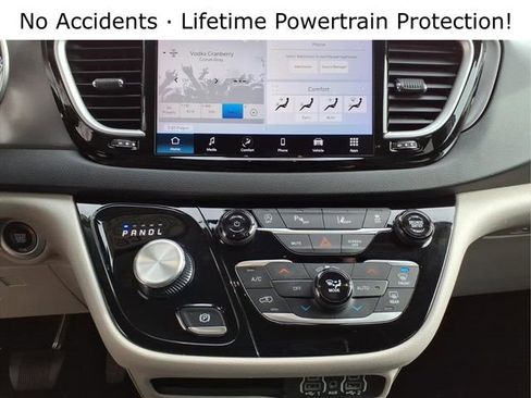 Used 2024 Chrysler Pacifica Touring-L image 19