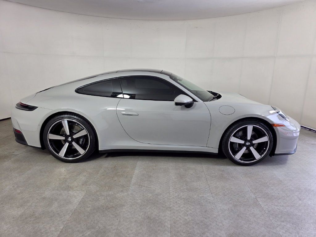 Used 2025 Porsche 911 Carrera RWD image 3