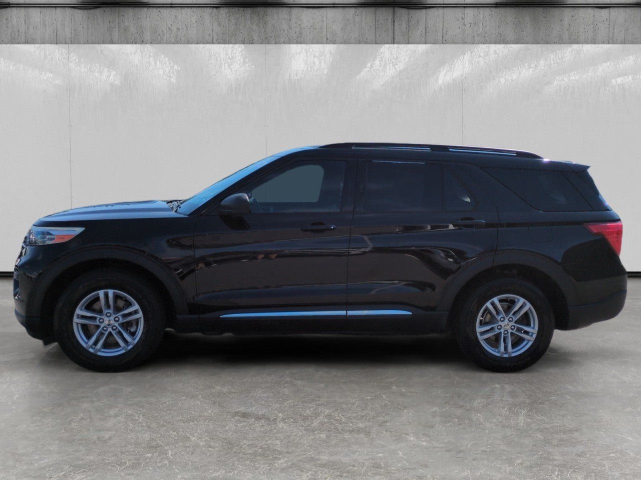 Used 2020 Ford Explorer XLT w/ Comfort Package AWD/4WD image 4