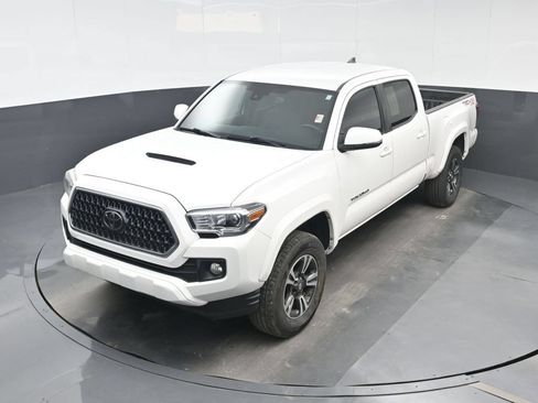 Used 2019 Toyota Tacoma TRD Sport AWD/4WD image 16