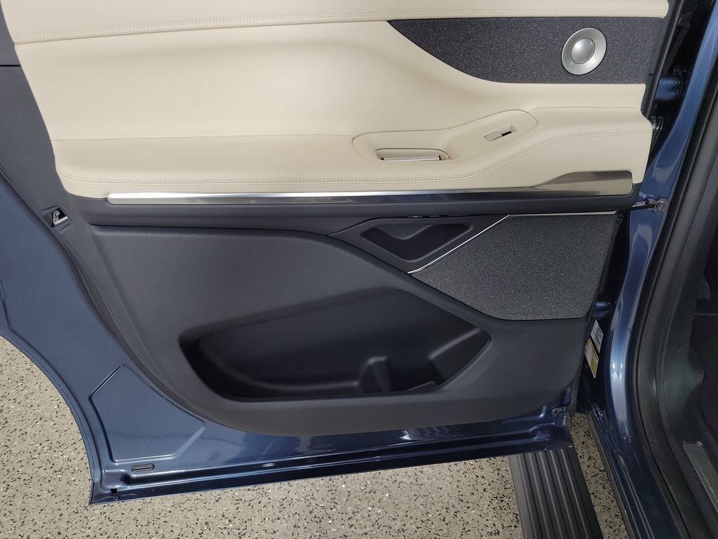New 2027 Lincoln Navigator L Reserve RWD image 14