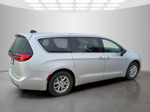 Used 2024 Chrysler Pacifica Touring-L image 7
