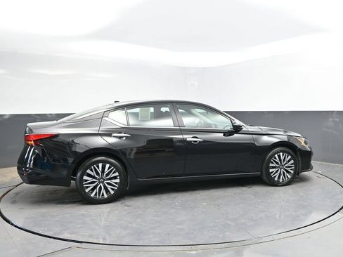 Used 2025 Nissan Altima 2.5 SV FWD image 10