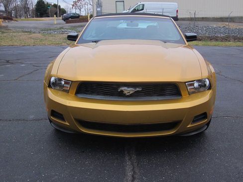 Used 2010 Ford Mustang Convertible image 3