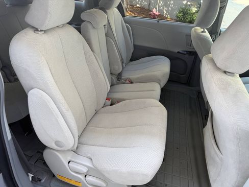 Used 2011 Toyota Sienna LE w/ Towing Pkg FWD image 16
