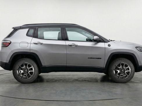 Used 2025 Jeep Compass Trailhawk AWD/4WD image 11