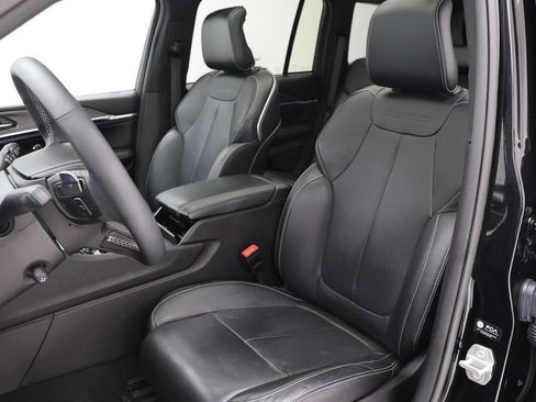 Used 2023 Jeep Grand Cherokee Overland w/ Luxury Tech Group IV AWD/4WD image 16