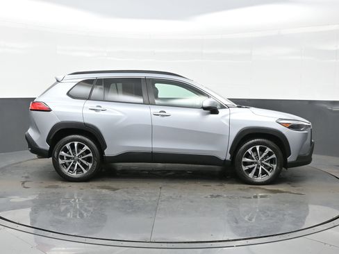 Used 2022 Toyota Corolla Cross XLE image 7