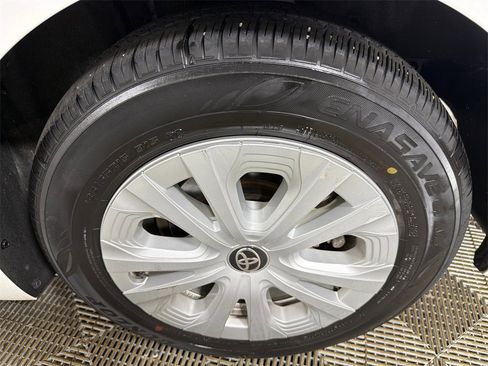 Used 2022 Toyota Prius LE image 19