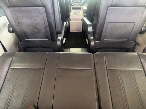 Used 2014 Chrysler Town & Country Touring FWD image 18