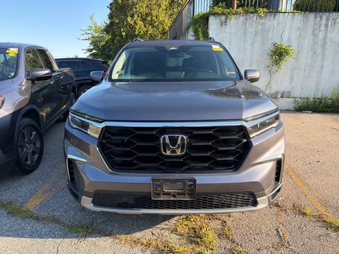 Used 2024 Honda Pilot Touring image 4