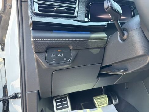 Used 2024 Volkswagen Atlas Cross Sport SEL R-Line image 9