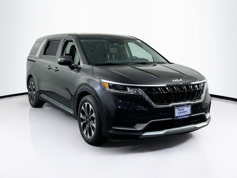 Used 2024 Kia Carnival EX image 3