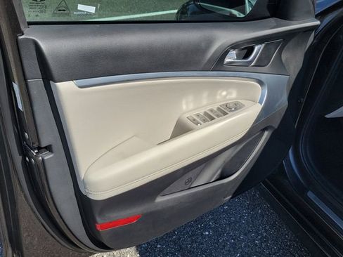 Used 2025 Genesis G70 2.5T RWD image 18