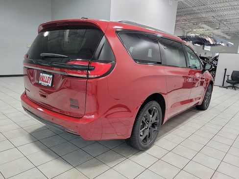 New 2027 Chrysler Pacifica Select AWD/4WD image 8