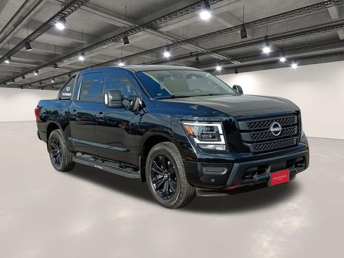 Used 2024 Nissan Titan SV RWD image 2