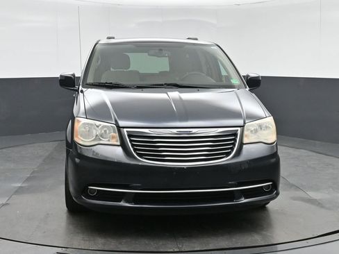 Used 2014 Chrysler Town & Country Touring image 2