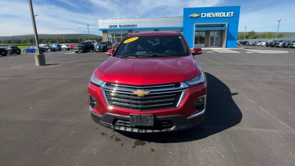 Used 2023 Chevrolet Traverse LT w/ LT Premium Package AWD/4WD image 3
