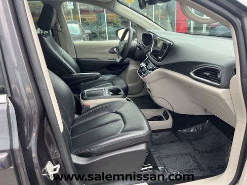 Used 2023 Chrysler Pacifica Touring-L FWD image 21