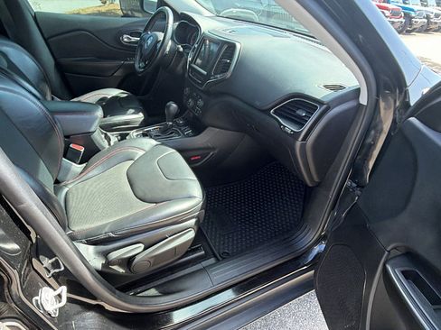 Used 2019 Jeep Cherokee Trailhawk image 19