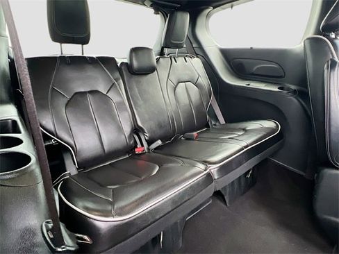 Used 2022 Chrysler Pacifica Limited w/ Uconnect Theater Family Group image 30