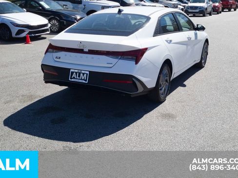 Used 2025 Hyundai Elantra Hybrid FWD image 5