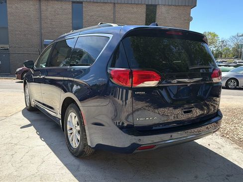 Used 2017 Chrysler Pacifica Touring-L image 8