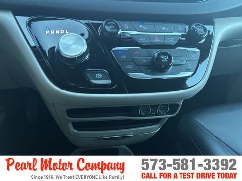 Used 2024 Chrysler Pacifica Touring-L FWD image 17