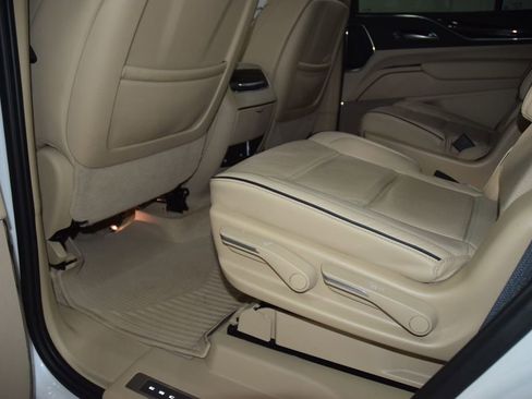 Used 2023 Cadillac Escalade Premium Luxury w/ Performance Package AWD/4WD image 43