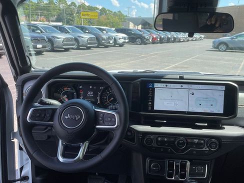 Used 2025 Jeep Wrangler Sahara image 28