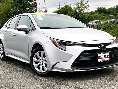 Used 2025 Toyota Corolla LE FWD image 2