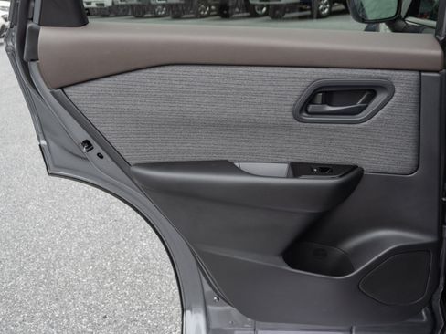 Used 2023 Nissan Rogue S image 15