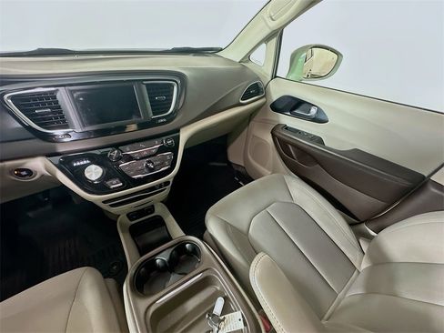 Used 2020 Chrysler Pacifica Touring image 11