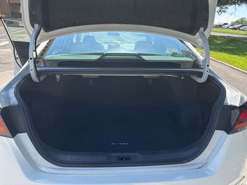 Used 2025 Nissan Altima 2.5 SV FWD image 25