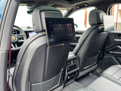 Used 2024 Porsche Cayenne E-Hybrid w/ Premium Package image 41