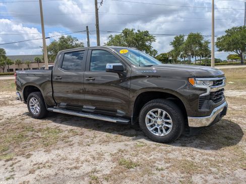 Used 2023 Chevrolet Silverado 1500 LT AWD/4WD image 2