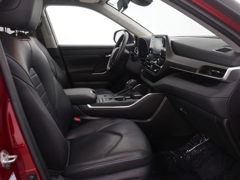 Used 2021 Toyota Highlander XLE image 13
