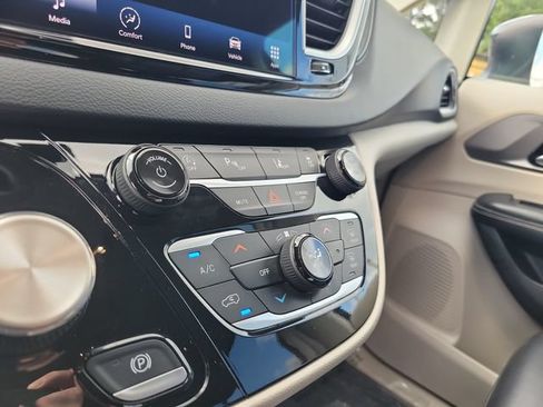 Used 2023 Chrysler Pacifica Touring-L FWD image 29