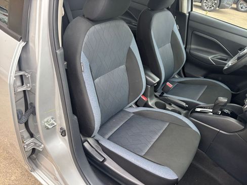 Used 2025 Nissan Versa SV FWD image 34