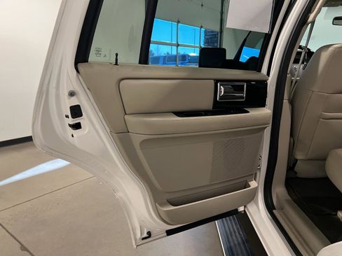 Used 2017 Lincoln Navigator Select image 27