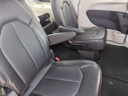 Used 2024 Chrysler Pacifica Touring-L image 13