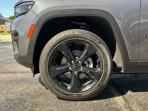 Used 2022 Jeep Grand Cherokee Altitude AWD/4WD image 14