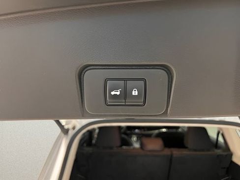 Used 2025 Nissan Rogue SV AWD/4WD image 9