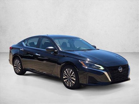 Used 2025 Nissan Altima 2.5 SV FWD image 3