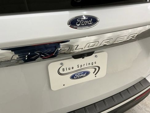 Used 2020 Ford Explorer XLT w/ Equipment Group 202A image 5
