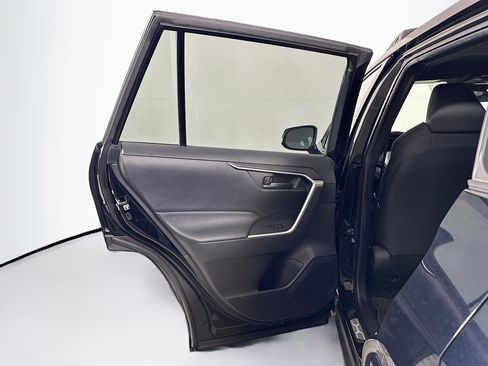Used 2021 Toyota RAV4 SE image 26