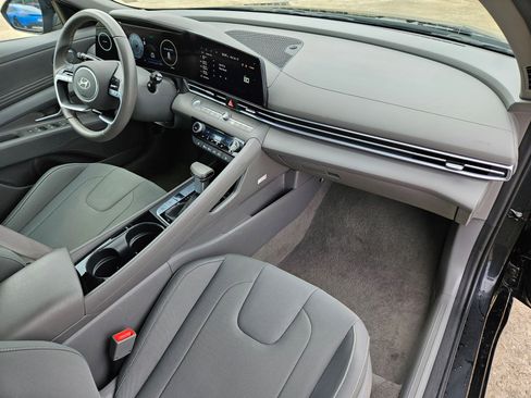 Used 2025 Hyundai Elantra SEL image 34